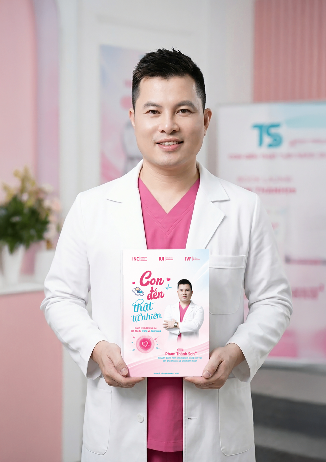 Bác sĩ Phạm Thành Sơn cầm sách Con Đến Thật Tự Nhiên